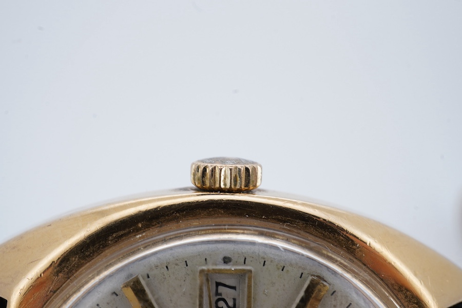 A gentleman's 9ct gold Watches of Switzerland Seafarer's automatic wrist watch, with baton numerals and day/date aperture, case diameter 35mm, on an associated leather strap. Condition - poor to fair